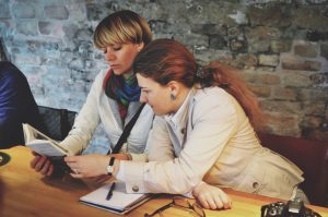 5 Ways Mentors Help B2B Copywriters Get Clients